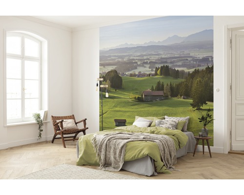 Schlafzimmer mit Fototapete einer hügeligen Landschaft mit Bergen