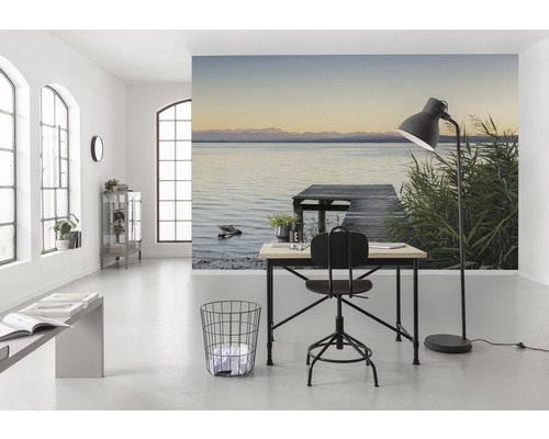 Heller Raum mit Fototapete mit See-Motiv, Schreibtisch, Stuhl und Stehlampe