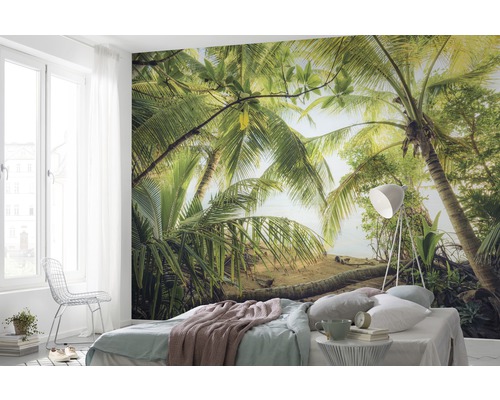Schlafzimmer mit Fototapete mit Palmenmotiv für eine tropische Atmosphäre