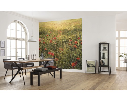 Helles Esszimmer mit Esstisch, Stühlen, Sitzbank und Fototapete mit Mohnblumenwiese