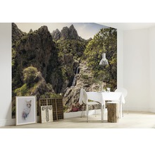 Wandbild mit Berglandschaft und Wasserfall in einem hellen Esszimmer.