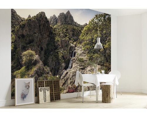 Wandbild mit Berglandschaft und Wasserfall in einem hellen Esszimmer.