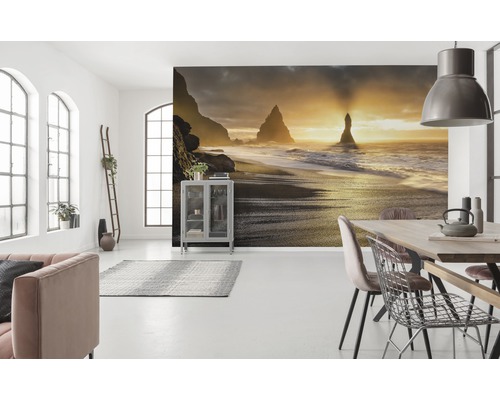 Wohnraum mit Fototapete mit Strandmotiv bei Sonnenaufgang