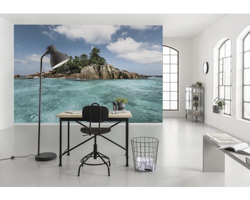 Heller Raum mit einem Schreibtisch, einem Stuhl und einer Fototapete mit einer tropischen Insel