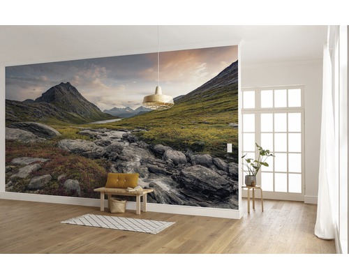 Wohnraum mit Fototapete eines Berglandschaftsbildes
