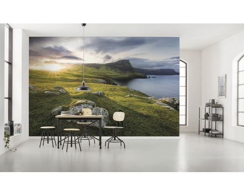 Wohnraum mit Fototapete einer Küstenlandschaft, Esstisch und Stühlen