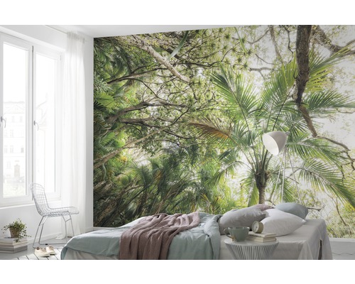 Zimmer mit Fototapete, die einen dichten Dschungel zeigt