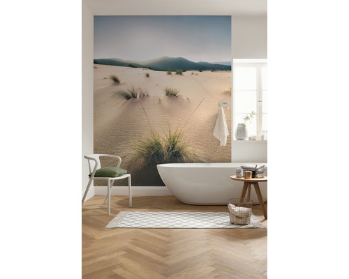 Modernes Badezimmer mit Badewanne, Stuhl, Teppich und Fototapete mit Dünenmotiv