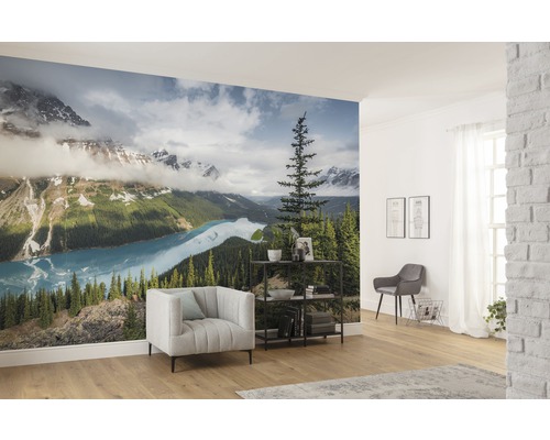 Wohnraum mit Fototapete mit Berglandschaft, See und Bäumen