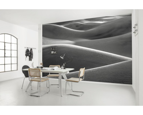 Wohnraum mit Fototapete Wüste, Tisch und Stühlen