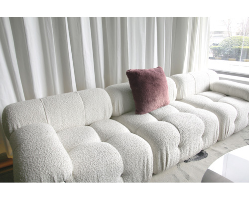 Weißes Stoffsofa mit einem Kissen