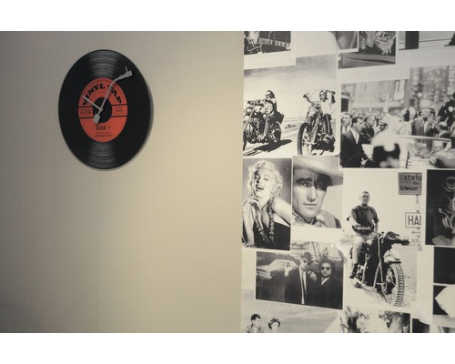 Wanduhr im Schallplattendesign mit Fotos an der Wand