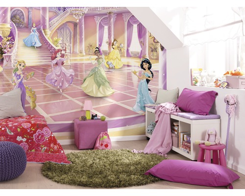 Kinderzimmer mit einer Fototapete mit verschiedenen Disney Prinzessinnen.