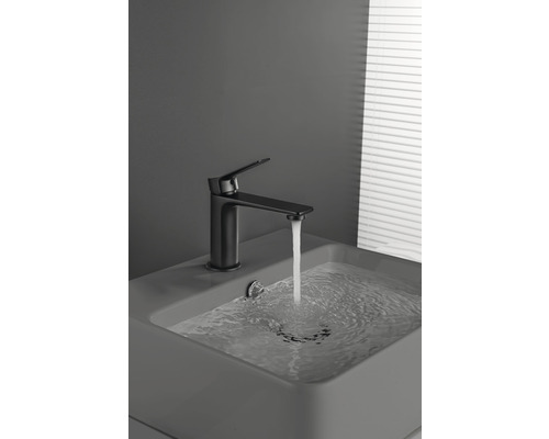 Waschbeckenarmatur mit Wasserhahn und vollem Waschbecken