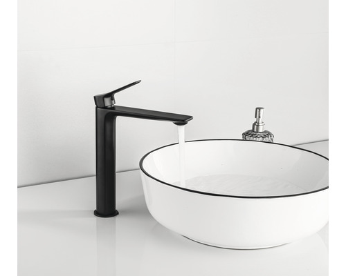Schwarze Waschtischarmatur neben einem Waschbecken