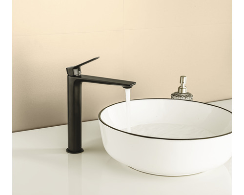 Modernes Badezimmer mit Aufsatzwaschbecken und schwarzer Armatur