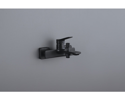 Schwarze Wannenarmatur zur Wandmontage.