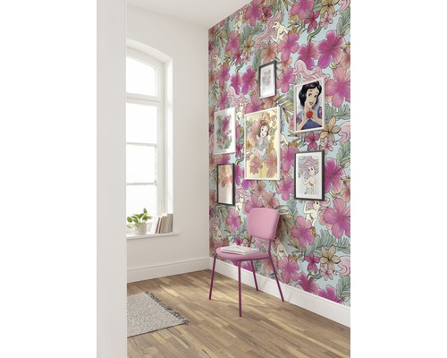 Dekorierter Raum mit floraler Tapete und gerahmten Bildern an der Wand.