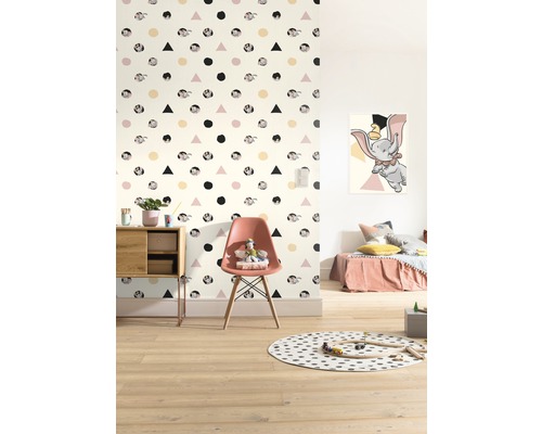 Kinderzimmer mit Dumbo Tapete, Stuhl und Holzfußboden