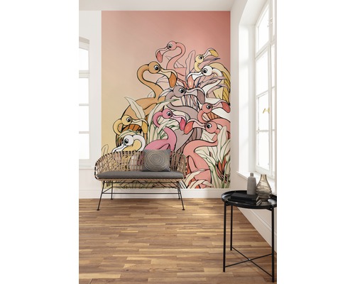 Raum mit einer Wandtapete mit Flamingos, einer Sitzbank und einem Beistelltisch.