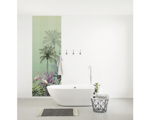 Badezimmer mit tropischer Wand, Badewanne und Dekorationen.