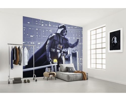 Heller Raum mit Wandbild von Darth Vader, Kleiderständer und Sofa