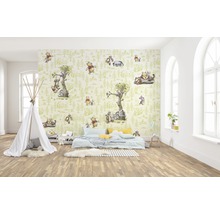 Kinderzimmer mit einer Wand, die mit einer Tapete mit Winnie Puuh Motiven verziert ist, einem weißen Tipi und einem Bett