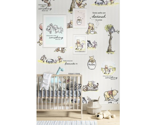 Kinderzimmer mit Winnie Puh Tapete, Babybett und Accessoires
