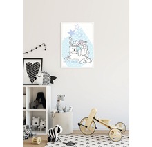 Dekoratives Kinderzimmer mit einem Poster mit Winnie Puuh Motiven.