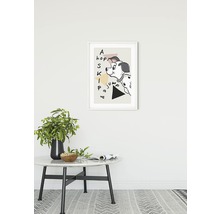 Gerahmtes Poster mit Dalmatiener-Motiv über einem runden Tisch mit Dekoration