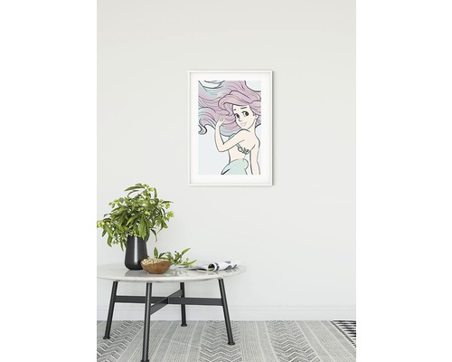 Gerahmtes Bild einer Meerjungfrau an der Wand über einem Tisch mit Dekoration.