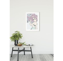 Dekoratives Bild an der Wand mit einer Meerjungfrau in einem hellen Raum.