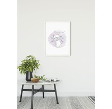 Dekorativer Bilderrahmen mit Katzenmotiv und dem Wort Bonjour an der Wand über einem Tisch