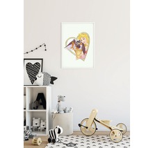 Gerahmtes Poster mit einer blonden Frau und zwei Vögeln im Kinderzimmer