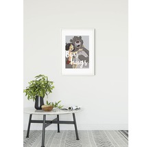 Gerahmtes Wandbild mit einem Jungen und einem Bären, die sich umarmen