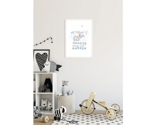 Kinderzimmer mit Poster mit Elefantenmotiv, Regal und Spielzeug