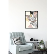 Dekoratives Kinderzimmer mit einem Stuhl und einem gerahmten Bild von Dumbo an der Wand