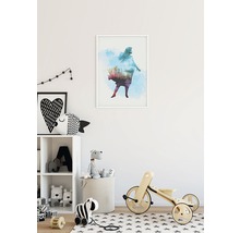 Kinderzimmer mit Regal, Spielzeug und einem gerahmten Poster mit einem Frauensujet