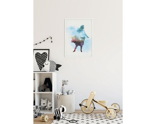 Kinderzimmer mit Regal, Spielzeug und einem gerahmten Poster mit einer Frau darauf