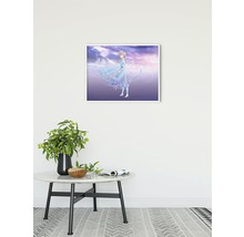 Gerahmtes Bild mit Elsa aus Die Eiskönigin – Völlig unverfroren hängt an der Wand über einem Tisch.