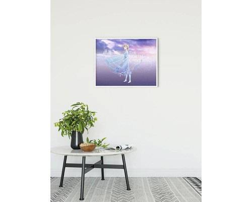 Gerahmtes Bild mit Elsa aus Die Eiskönigin – Völlig unverfroren hängt an der Wand über einem Tisch.