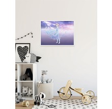 Kinderzimmer mit einem gerahmten Poster von Eiskönigin II an der Wand.