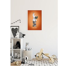 Poster mit einer Illustration von Olaf, der auf einem Stapel Bücher sitzt und liest