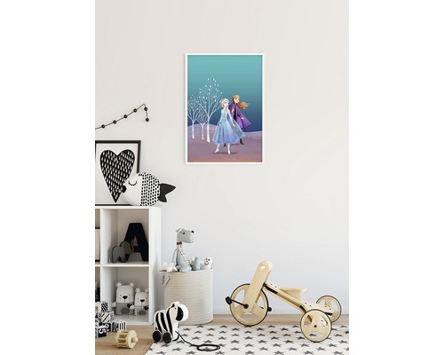Ein Kinderzimmer mit einem Wandbild von zwei Figuren aus dem Film Die Eiskönigin.