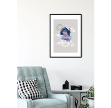 Gerahmtes Poster mit Dschasmin-Motiv über einem Sessel