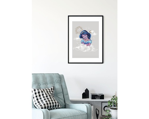 Gerahmtes Poster mit Dschasmin-Motiv über einem Sessel