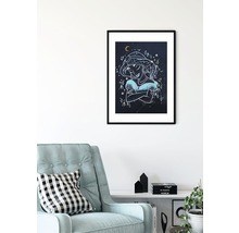 Gerahmtes Poster mit einer Illustration einer Frau mit Mond und Sternen