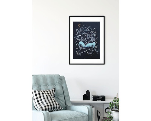 Gerahmtes Poster mit einer Illustration einer Frau mit Mond und Sternen