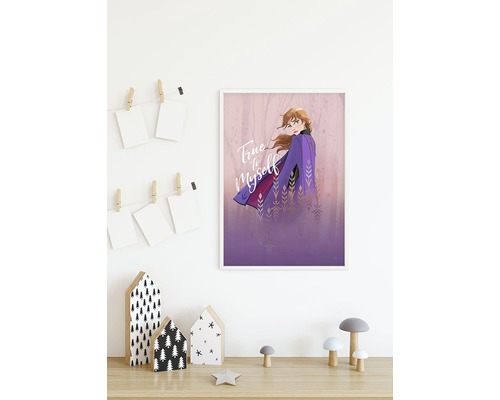 Dekoratives Wandbild mit Anna aus Die Eiskönigin mit Schriftzug in einem hellen Zimmer