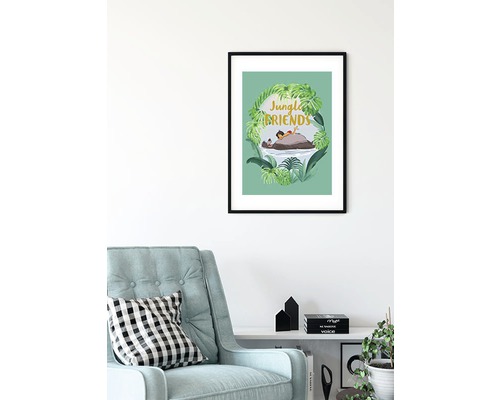 Gerahmtes Poster mit Dschungelmotiv im Wohnzimmer